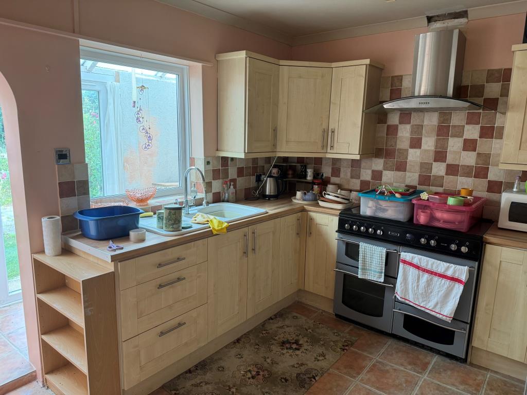 Lot: 179 - FREEHOLD HOUSE FOR IMPROVEMENT ON SOUGHT AFTER PRIVATE ESTATE - The Kitchen